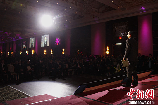 图为多伦多华人社区代表张俭宣读80字祭词。 <a target='_blank' href='http://www.chinanews.com/'>中新社</a>记者 余瑞冬 摄