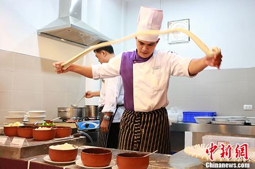 8月21日，由中国驻泰国孔敬总领事馆与泰国孔敬大学孔子学院联合主办的“中国厨房”在孔敬孔子学院开幕，首届“食全食美”中国美食文化节活动也同时举行，为中泰文化交流搭建起一个新平台。 <a target='_blank' href='http://www.chinanews.com/'>中新社</a>记者 胡琳 摄