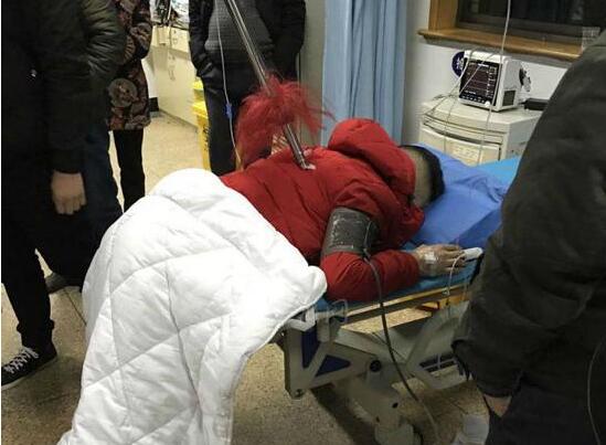 男子被红缨枪扎背2