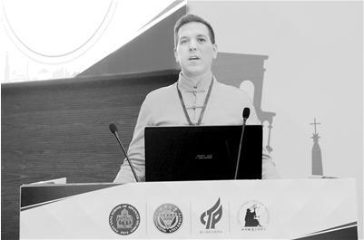 丝路创新公司负责人杨力在向来宾推介“卫星回收器”设备。 璧山区委宣传部供图