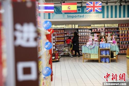 资料图：前11个月，中国货物贸易进出口总值25.14万亿元，同比增长15.6%。其中，出口13.85万亿元，同比增长11.6%；进口11.29万亿元，同比增长20.9%。 <a target='_blank' href='http://www.chinanews.com/'>中新社</a>记者 张云 摄