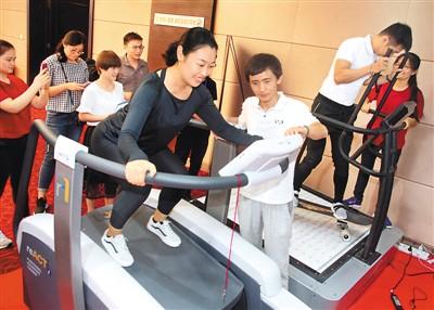 图为观众在2017科技冬奥论坛上体验产品。新华社发 