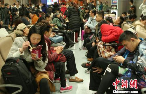 成都机场吸收昆明备降航班16个4000滞留旅客可离港