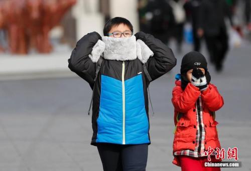 资料图：民众全副“武”装防寒出行。 <a target='_blank' href='http://www.chinanews.com/'>中新社</a>记者 杜洋 摄