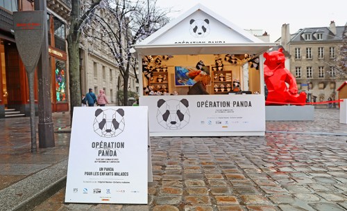 12月13日，由成都IFS、巴黎左岸圣日耳曼德佩委员会共同主办的—“OPERATION PANDA”（熊猫行动）活动在巴黎左岸的圣日耳曼德佩广场隆重揭幕，这是成都与圣日耳曼德佩“国际友好街区”结盟后的首个合作项目。（法国《欧洲时报》/主办方供图）