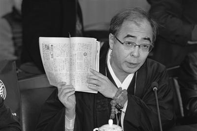 中国侨网日本友人大东仁展示捐赠物品。实习生 陈俨 新华报业视觉中心记者 万程鹏 摄