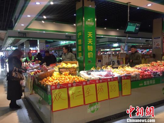 蓝天嘉苑农贸市场一角。吴兰 摄