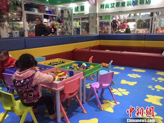 陶山嘉苑农贸市场一角。吴兰 摄