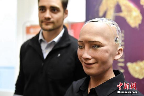 机器人索菲亚由香港公司Hanson Robotics设计，并在今年10月获得了沙特王国的公民身份，成为世界上第一个获得人类公民身份的女性人形机器人。<a target='_blank' href='http://www.chinanews.com/'>中新社</a>记者 陈骥旻 摄