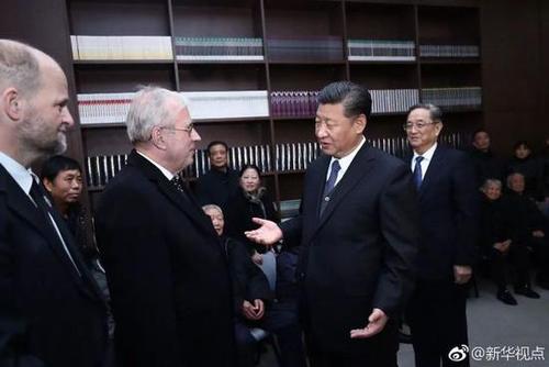  这是公祭仪式结束后，习近平亲切会见南京大屠杀幸存者代表和为中国人民抗日战争胜利作出贡献的国际友人亲属代表。 新华社记者 鞠鹏 摄