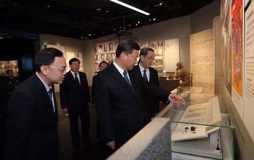 这是习近平在广场仪式结束后参观《南京大屠杀史实展》。 新华社记者 鞠鹏摄