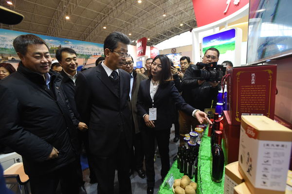 北京市委常委、常务副市长张工（中）视察乌兰察布展区