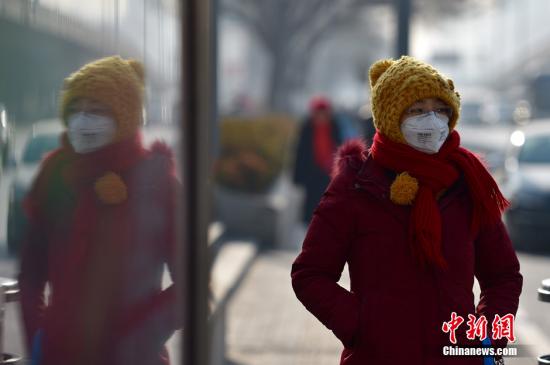 资料图：北京街头市民出行“全副武装”。<a target='_blank' href='http://www.chinanews.com/' >中新网</a>记者 金硕 摄