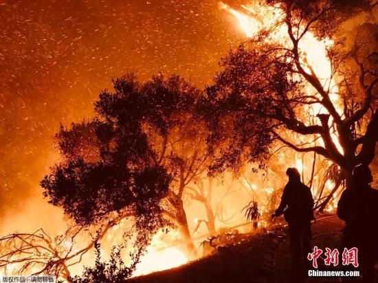 文图拉县消防局官员霍吉说，“这是个魔鬼……这场大火独特之处还不仅是它的宽度。从大火一端(文图拉县费尔摩，Fillmore)开车到另一端(圣芭芭拉县)，不堵车也要45分钟。”图为圣芭芭拉县消防局公布的大火照片，火势凶猛可见一斑。