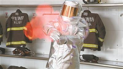 充装氢气的“网红”气球遇到明火瞬间爆炸。(宁海消防供图)图片来源：宁波日报。