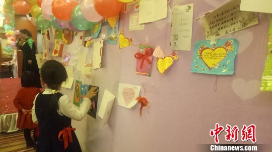 图为青海省抗癌协会癌症康复工作委员会志愿者、病友写下美好祝愿。　张海雯　摄