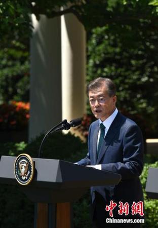 当地时间6月30日，韩国总统文在寅访问白宫，会见美国总统特朗普，并出席联合记者会。图为文在寅在联合记者会上发表讲话。<a target='_blank' href='http://www.chinanews.com/'>中新社</a>记者 刁海洋 摄