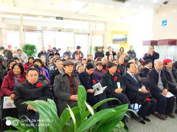 二、展出现场，专家学者济济一堂。 梓涵 摄影