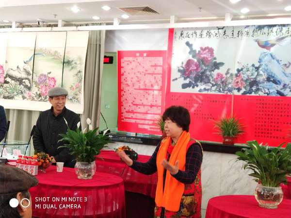 一、展出现场，王志鸿女士向冒着寒风远道而来的专家和朋友们深情表示：“所有来宾都是我的良师益友。今天群贤毕至，欢迎大家畅所欲言。” 梓涵 摄影