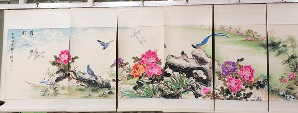 三、王志鸿画的国韵牡丹。  梓涵 摄影