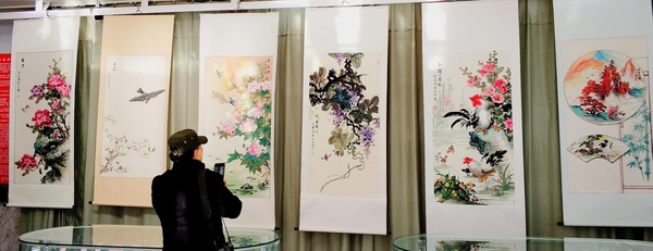 四、王志鸿画的花鸟图深受观众喜爱。  梓涵 摄影