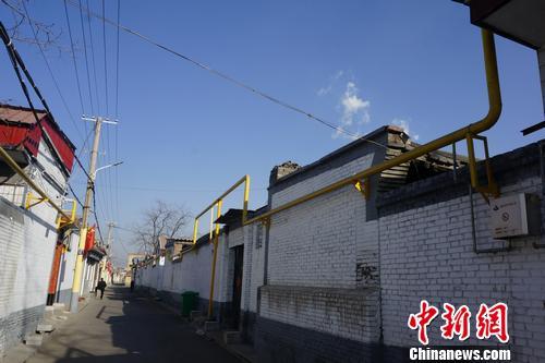 山西太原市南下温村家家户户都被鲜亮的黄色输气管道串联。汤琪 摄