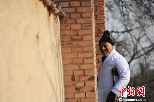 20多年来，李拴州和他的三轮车成了村子里的“120”。除了脑血栓这种无法承受颠簸的疾病，有村民突发病患，他开着三轮车拉上人与县医院的救护车在半路对接，为村民赢得了“黄金救护时间”。“救护车对个别村子未必熟悉，有些山坡车还上不去，我先把人拉上再和救护车对接，能省很多时间。”李拴州说。　马立明 摄