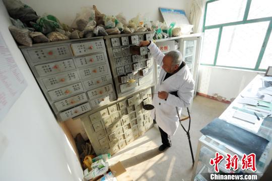这些年，李拴州早已是每个村民最鲜活的健康档案。村民既往病史、用药过敏史和家族病史，甚至连村民自己都不清楚，而他却对此了如指掌。他先后获得20多个荣誉证书，包括“全国道德模范提名奖”、“白求恩奖章”等。　徐霞 摄