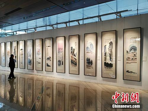 资料图：秋拍前，齐白石作品《山水十二条屏》在北京展出。<a target='_blank' href='http://www.chinanews.com/' >中新网</a>记者 宋宇晟 摄