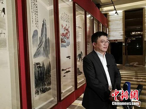 资料图：北京保利拍卖执行董事赵旭在齐白石《山水十二条屏》前接受媒体采访。<a target='_blank' href='http://www.chinanews.com/' >中新网</a>记者 宋宇晟 摄