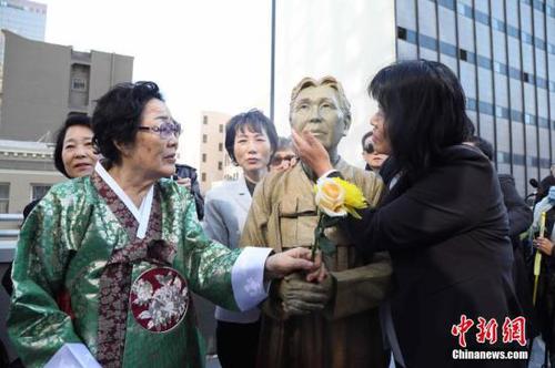 资料图：当地时间9月22日，美国旧金山市圣玛丽广场，慰安妇雕像揭幕仪式隆重举行，这也是美国主要大城市第一座慰安妇雕像。图左为89岁的韩国慰安妇幸存者李荣洙。 <a target='_blank' href='http://www.chinanews.com/'>中新社</a>记者 刘丹 摄