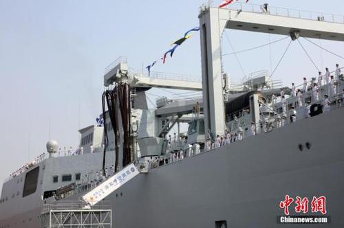 图为我国新型综合补给舰首舰呼伦湖舰。<a target='_blank' href='http://www.chinanews.com/'>中新社</a>发 胡善敏 摄 图片来源：CNSPHOTO