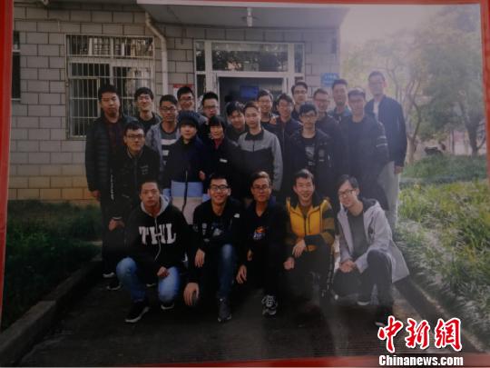 本以为会退休了，所以拍下这张纪念照 潘旻 摄