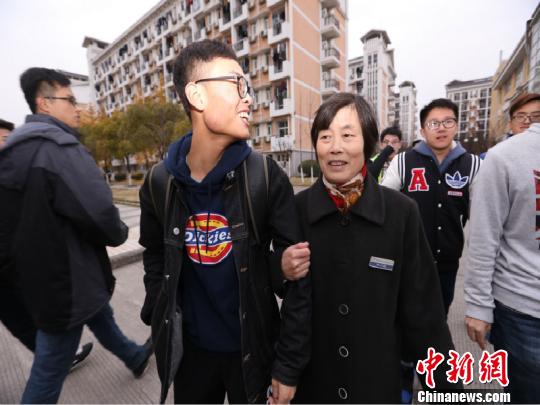 学生打球脚崴伤了，出门徐阿姨会扶一把 潘旻 摄