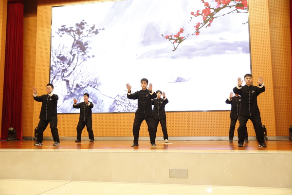 陈家沟陈飞鸿太极拳馆北京分馆馆长陈飞鸿所带领的教练团队给大家表演正宗陈家沟陈氏太极拳传统套路及器械