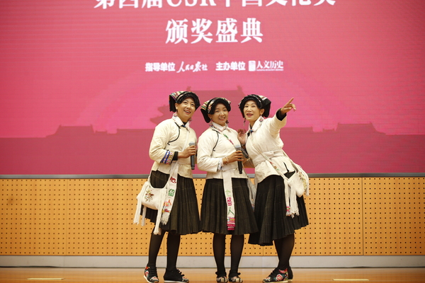 丽江他留文化演艺团“他留三姐妹”所带来的特色歌曲表演：《他留姑娘》