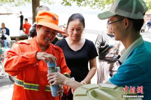 资料图：杭州西湖6大景区开展免费送凉茶服务。<a target='_blank' href='http://www.chinanews.com/'>中新社</a>记者 王远 摄