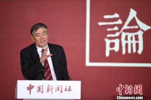 中财办副主任杨伟民21日在中国新闻社举办的国是论坛2017年会上表示，中国必须摒弃过去那种赶超型的经济模式，不以GDP论英雄。　崔楠 摄
