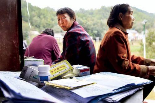 身患丙肝的村民常年服药，日益沉重的经济负担压得他们喘不过气来。图/视觉中国