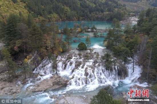 图为震后新景观--双龙海瀑布。 图片来源：视觉中国
