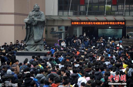 据中国研究生招生信息网的信息，全国硕士研究生招生考试初试成绩一般会从明年2月中旬开始陆续公布。考生可通过网络、省级教育招生考试机构或招生单位公布的方式查询初试成绩。图为湖北武汉，全国硕士研究生考试华中科技大学考点，考生从“老子”雕像旁步入考场。 吴铭 摄 图片来源：视觉中国