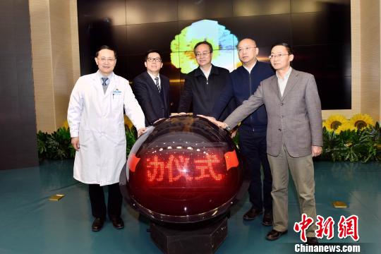 图为青海省居民健康卡工程正式启动。　朱建军 摄