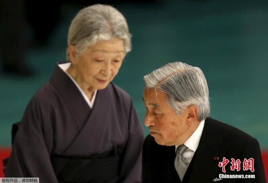 8月15日，日本迎来战败70周年纪念日即“二战”宣布无条件投降70周年。当地时间中午12时，由日本政府主办的“全国战歿者追悼仪式”在东京都千代田区的日本武道馆举行。日本天皇皇后和首相安倍晋三等政府人员，以及5525名遗族参加此次追悼仪式，为在战争中丧生的约310万人祈福，并再次起誓和平。