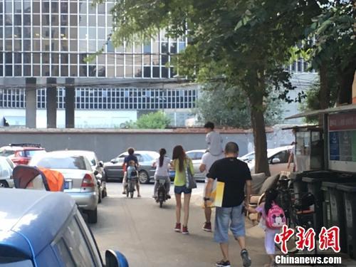 资料图：北京某幼儿园门口，家长接孩子放学。<a target='_blank' href='http://www.chinanews.com/' >中新网</a>记者 汤琪 摄