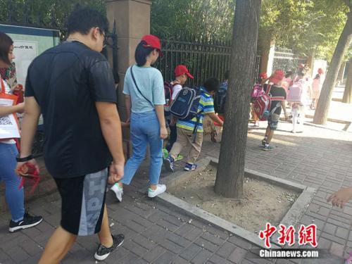资料图：某托管机构接小学生放学。<a target='_blank' href='http://www.chinanews.com/' >中新网</a>记者 张尼 摄