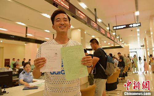 四川成都，刚毕业的大学生王单办理完手续落户成都。 <a target='_blank' href='http://www.chinanews.com/'>中新社</a>记者 刘忠俊 摄