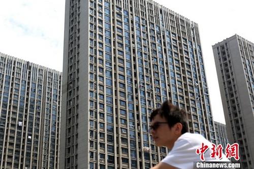 10月19日，据中国国家统计局网站消息，1-9月份，商品房销售面积116006万平方米，同比增长10.3%，增速比1-8月份回落2.4个百分点。商品房销售额91904亿元，增长14.6%，增速回落2.6个百分点。图为市民从南京一处楼盘前经过。(资料图片)<a target='_blank' href='http://www.chinanews.com/'>中新社</a>记者 泱波 摄