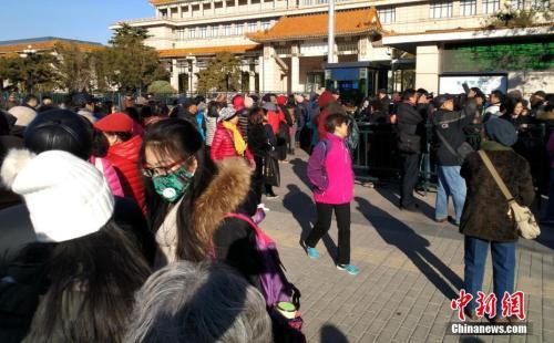 资料图：11月下旬，主题为“美在新时代”的中国美术馆典藏精品特展正在举行。图为准备参观中国美术馆典藏精品特展的民众在美术馆外排起长队。中新社记者 满会乔 摄