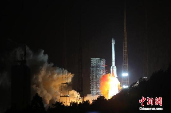 11月5日，中国在西昌卫星发射中心用长征三号乙运载火箭，以“一箭双星”方式成功发射第24颗、第25颗北斗导航卫星，开启北斗卫星导航系统全球组网新时代。
中新社发 王玉磊 摄