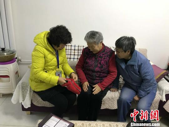 山西太原“女儿团”：敲门“敲”出老人的幸福感